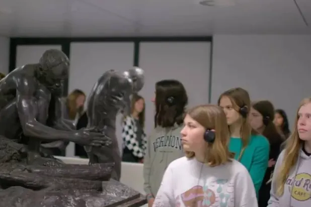 طلاب أمام تمثال في متحف أفريقيا في بلجيكا (متحف ترفورين)