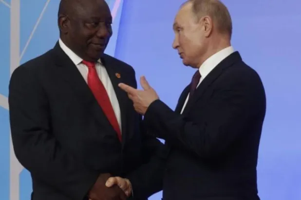 الرئيس الروسي ورئيس جنوب أفريقيا خلال القمة الروسية - الأفريقية عام 2019 في سوتشي (أ.ف.ب)