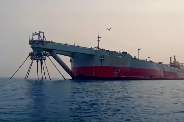 Safer petrol tankerinin kurtarılmasına yönelik çalışmalar devam ediyor. (Reuters)