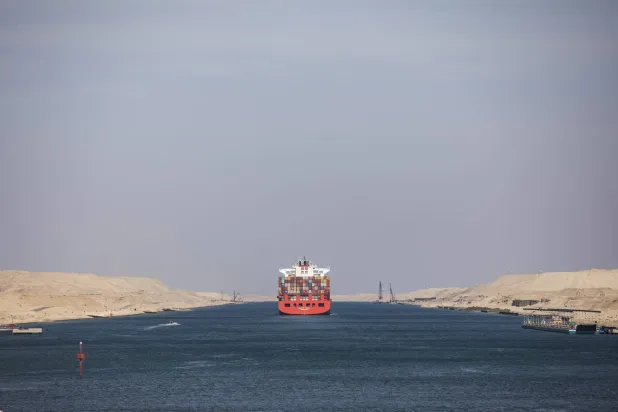 سفينة محملة بالحاويات تمر عبر قناة السويس (إ.ب.أ)