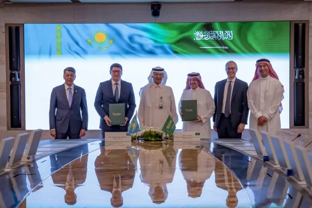 الأمير عبد العزيز بن سلمان خلال توقيع الاتفاقية بحضور محمد أبونيان وممثلي الجهات الموقعة (الشرق الأوسط)