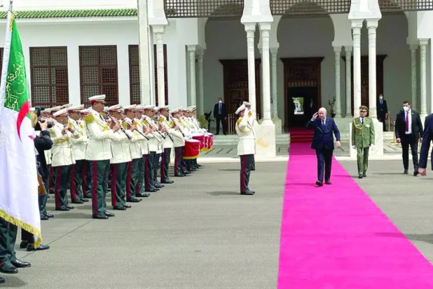 Tebbun Cezayir'den Rusya'ya giderken bir grup Cumhuriyet Muhafızını selamlıyor (Cezayir Cumhurbaşkanlığı)