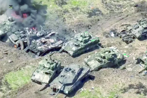 Rusya Savunma Bakanlığının dün, Zaporijya’daki Alman tankları ve Amerikan zırhlı araçlarının görüntüsü olduğunu söyleyerek yayınladığı videodan alınan ekran görüntüsü (EPA)