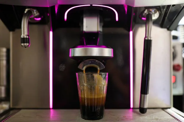 عبوات القهوة الفورية تباع في بريطانيا بما يعادل 13 دولاراً (رويترز)