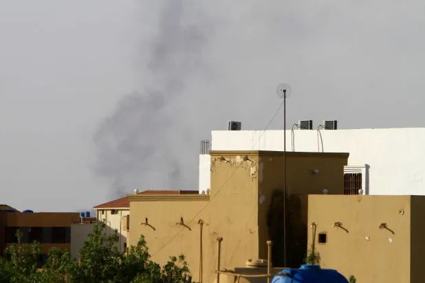 Hartum'daki binaların arkasından dumanlar yükseliyor (AFP)