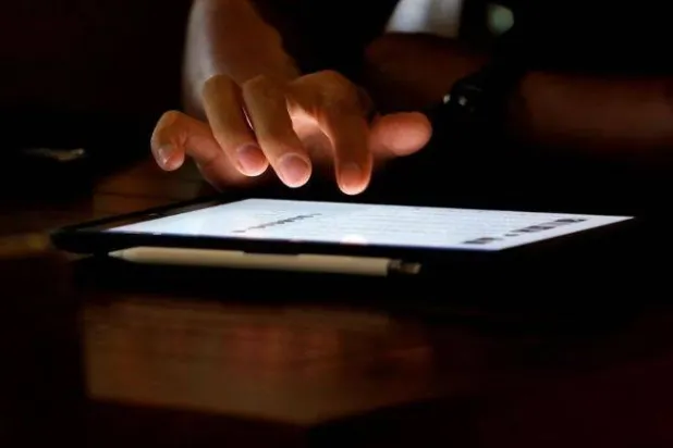 الجمهور أصبح يتجنب القصص المهمة مثل الحرب في أوكرانيا (رويترز)