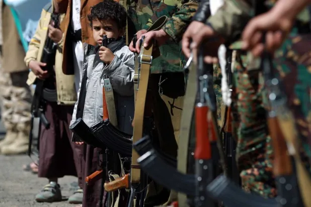 Husiler çocukları silah altına almaya devam ediyor. (Getty)