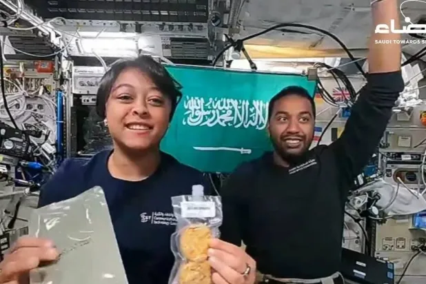 رائدا الفضاء السعوديان يجريان تجربة «الألوان السائلة» مع طلاب المدارس من الفضاء