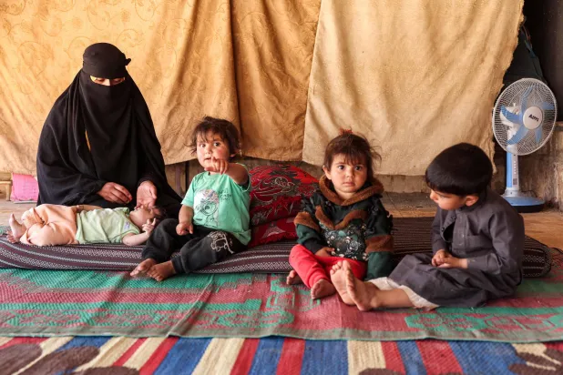 عائلة سورية في خيمتها بقرية حلزون قرب سرمدا بريف إدلب يوم 10 مايو الماضي (أ.ف.ب)