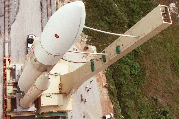 صورة تم التقاطها في 29 يوليو تظهر أريان 5 على منصة الإطلاق (أ.ف.ب)