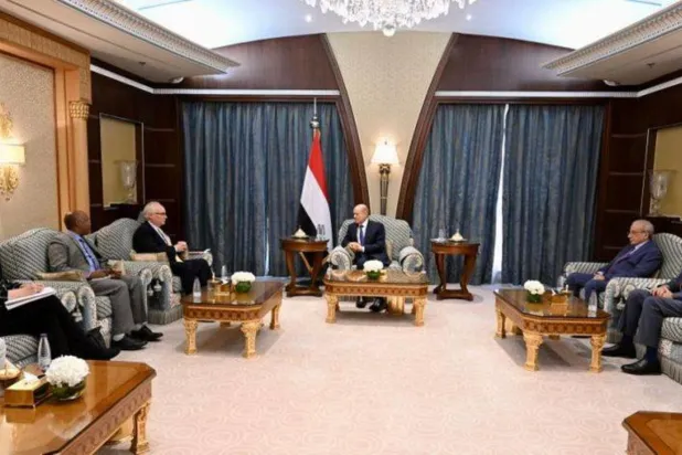 Yemen Başkanlık Konseyi Başkanı Reşad el-Alimi dün Özel Temsilci Lenderking ile Riyad’da bir araya geldi. (SABA)