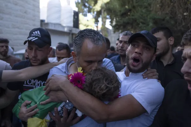Filistinli Hüseyin Tamimi, yeğeni Muhammed Tamimi’nin cenazesini taşıyor (AP)