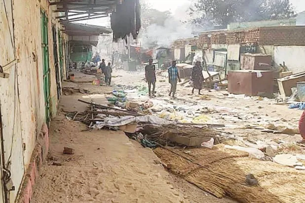 Batı Darfur'un başkenti El-Cüneyne kentindeki yıkımın bir bölümü (AFP)