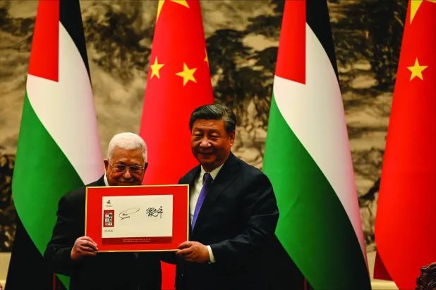 چین کے صدر شی جن پنگ اور فلسطینی صدر محمود عباس نے کل بیجنگ میں "گریٹ ہال آف دی پیپلز" میں تعاون کی متعدد دستاویزات پر دستخط کی تقریب میں شرکت کی (رائٹرز)