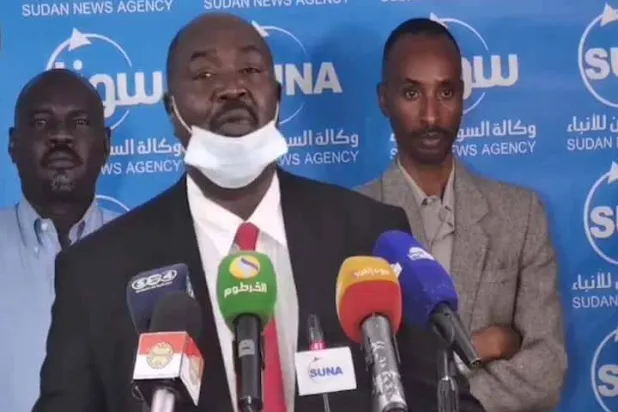 والي ولاية غرب دارفور خميس أبكر خلال مؤتمر صحافي سابق في الخرطوم (سونا)