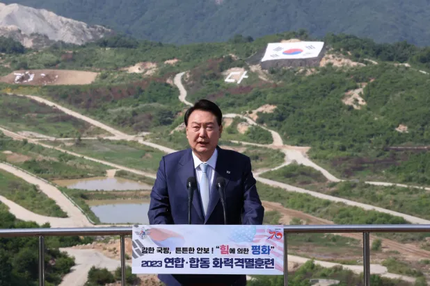 الرئيس الكوري الجنوبي يون سوك يول يشرف على التدريبات التي تقام بمناسبة الذكرى السبعين للتحالف بين سيول وواشنطن (د.ب.أ)