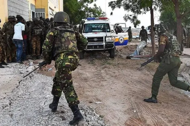 عناصر من الشرطة الكينية بعد الهجوم على جامعة غاريسا 2015 (أ.ف.ب)