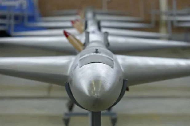 İran ordusu geçen nisan ayında, bilinmeyen bir bölgedeki depoda tutulan Şahid 136 İHA’larını sergiledi. (EPA)