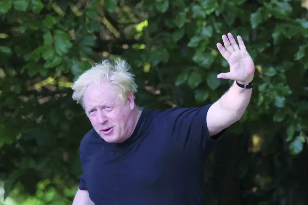 
جونسون خلال ممارسته رياضة الركض قرب منزله في أوكسفورشاير الخميس (رويترز)