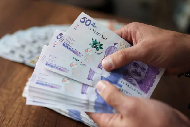 أوراق نقدية من فئة 50 بيزو كولومبي (رويترز)