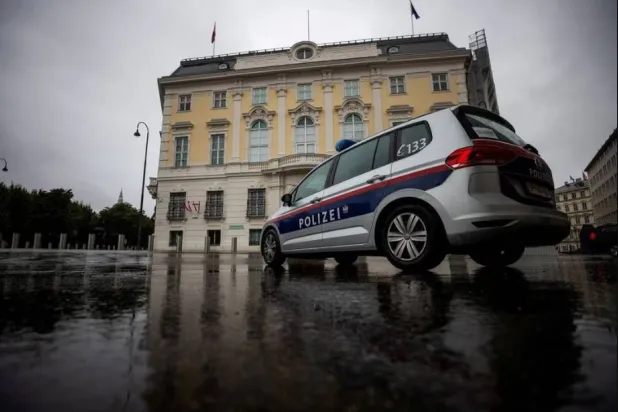 سيارة تابعة للشرطة النمساوية (رويترز)