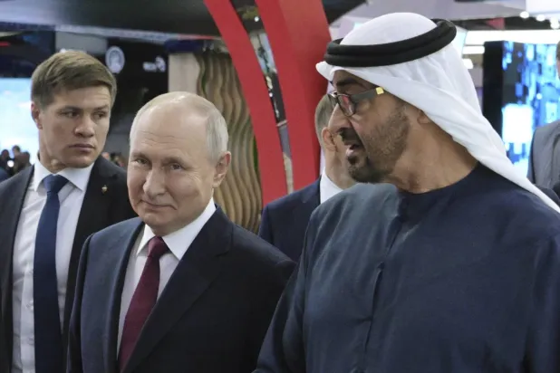 BAE Başkanı Şeyh Muhammed bin Zayid Al Nahyan ve Rusya Devlet Başkanı Vladimir Putin (AP)
