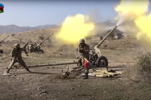 قصف للجيش الأذربيجاني خلال قتاله مع القوات الأرمينية في إقليم ناغورني قره باغ  في أكتوبر 2020 (رويترز)