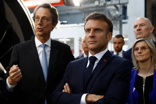 الرئيس الفرنسي إيمانويل ماكرون يزور شركة «Safran Aircraft Engines» في فيلاروش بالقرب من باريس لمعالجة إزالة الكربون من صناعة الطيران في 16 يونيو 2023 (رويترز)