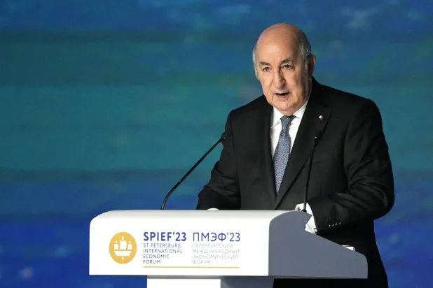 الرئيس الجزائري عبد المجيد تبون يلقي كلمة في منتدى سانت بطرسبرغ الاقتصادي الدولي (د.ب.أ)