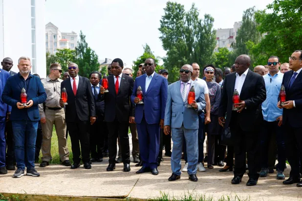 الوفد الأفريقي يزور أحد القبور الجماعية في بوتشا (رويترز)