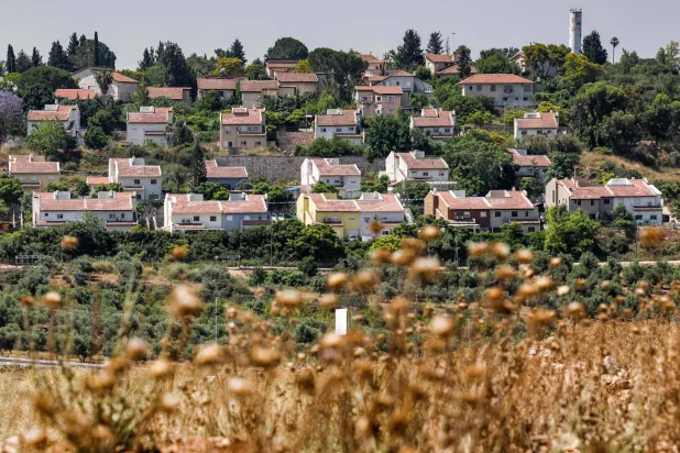 منازل تظهر في مستوطنة إسرائيلية بالقرب من قرية النبي صالح الفلسطينية في الجزء الأوسط من الضفة الغربية (أ.ف.ب)