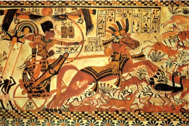 غطاء صندوق خشبي بمقبرة الملك تظهر رسماً له وهو يقود عربيه في رحلة صيد (د. سحر سليم)