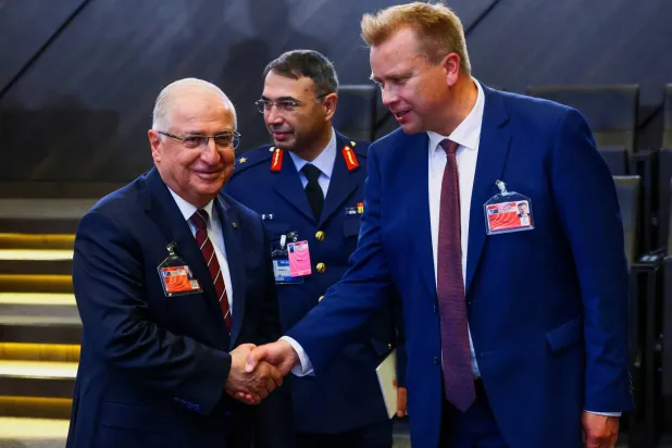 وزيرا الدفاع الفنلندي والتركي في اجتماع الناتو ببروكسل في 15 يونيو (رويترز)