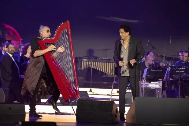 العازف العالمي فيكتور اسبينولا يشارك محمد منير أغنيته بالعزف على القيثارة  (تصوير: عدنان مهدلي)