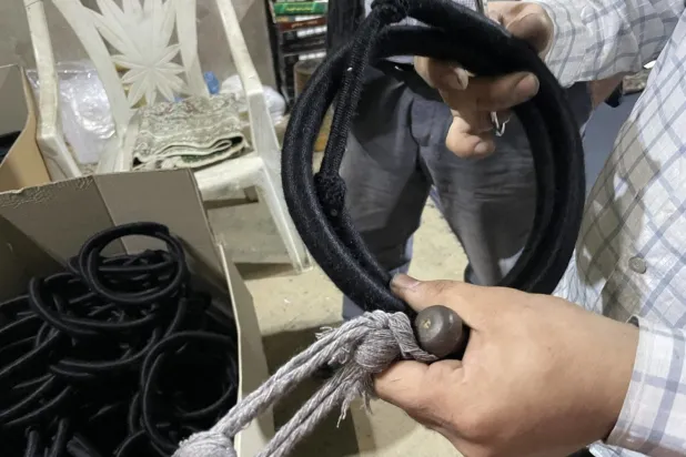 Bir satıcının elindeki agel (Şarku’l Avsat)