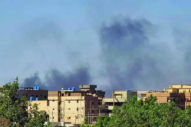 Sudan’da savaş devam ederken Hartum mahallelerinden dumanlar yükseliyor (AFP)