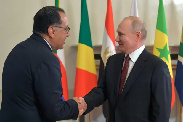 Rusya Devlet Başkanı Vladimir Putin, Mısır Başbakanı Mustafa Medbuli ile el sıkıştı (Reuters)