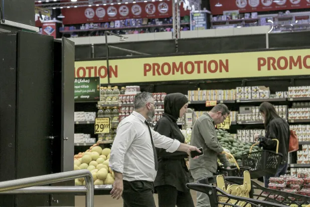  Fiyatların bir yılda yüzde 81 arttığı Beyrut’taki bir süpermarkette bulunan gıda ürünleri (DPA)