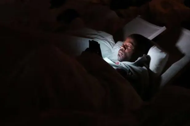 محبو السهر يطورون عادات سيئة أثناء استيقاظهم لوقت متأخر (رويترز)