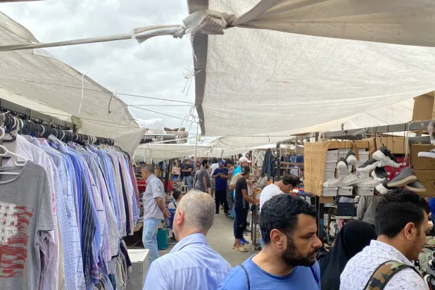 لبنانيون يتسوقون في «سوق الأحد» ببيروت (الشرق الأوسط)