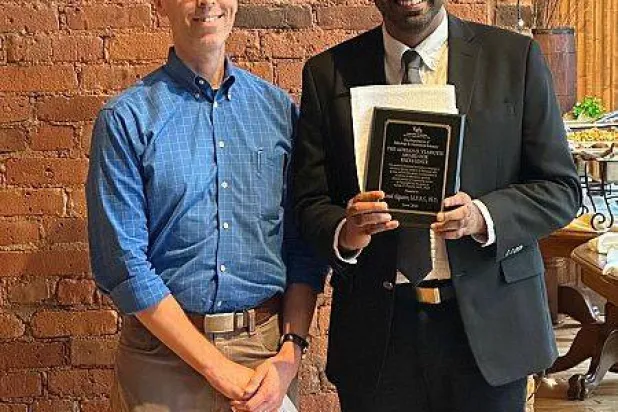 المبتعث السعودي عماد يحيى القاسم خلال تسلمه الجائزة (واس)