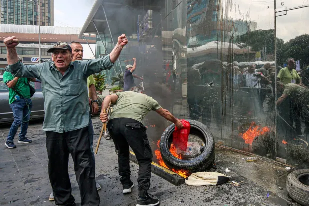 لبنانيون غاضبون خلال احتجاج يطالبون فيه بودائعهم في المصارف الخميس (د.ب.أ)