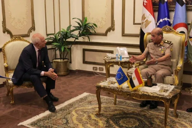 جوزيب بوريل خلال لقائه وزير الدفاع المصري محمد زكي في القاهرة (تويتر)