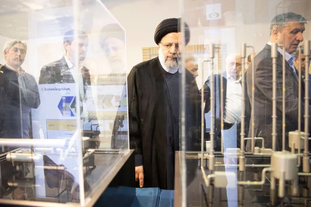 صورة نشرتها «الذرية» الإيرانية لرئيسي ويبدو أمامه محمد إسلامي رئيس المنظمة اليوم