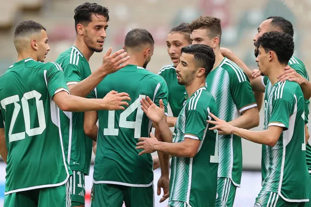 فرحة لاعبي منتخب الجزائر بأحد هدفي الفوز على منتخب أوغندا (الاتحاد الجزائري لكرة القدم)