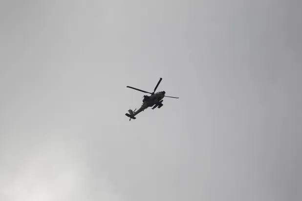 مروحية إسرائيلية تحلق خلال اقتحام القوات الإسرائيلية مخيم جنين (رويترز)