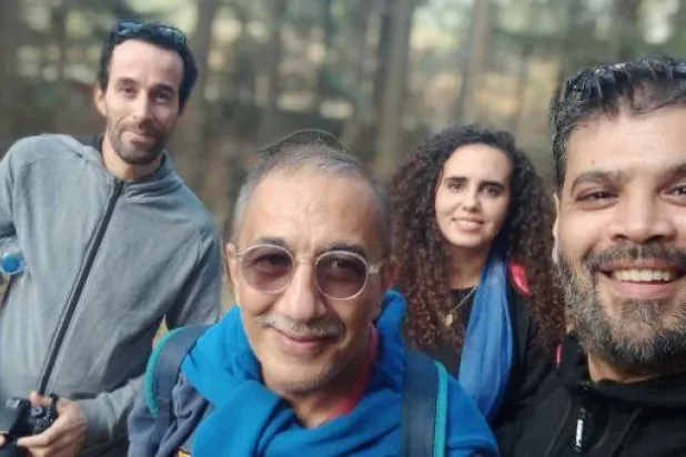 احسان القاضی اپنے میڈیا ادارے کے لیے کام کرنے والے صحافیوں کے ساتھ (اشرق الاوسط) 