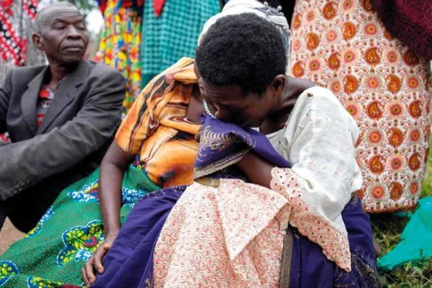 الحزن يخيّم على أقارب وذوي الضحايا (أ.ف.ب)