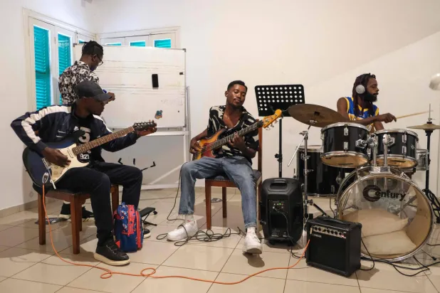 أعضاء الفرقة الموسيقية «سكاي باند» يتدربون قبل حدث في نيقوسيا (أ.ف.ب)