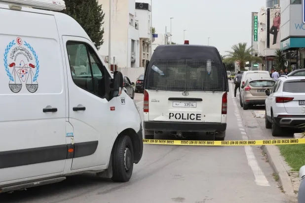 سيارات الشرطة التونسية خارج السفارة البرازيلية بعد هجوم طعن (د.ب.أ)